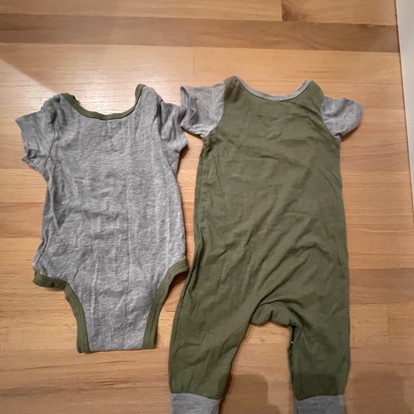 Cute BABY YODA lot: Bodysuit+Pyjama, green/grey, 12months. Never worn! Star Wars - Picture 2 of 4